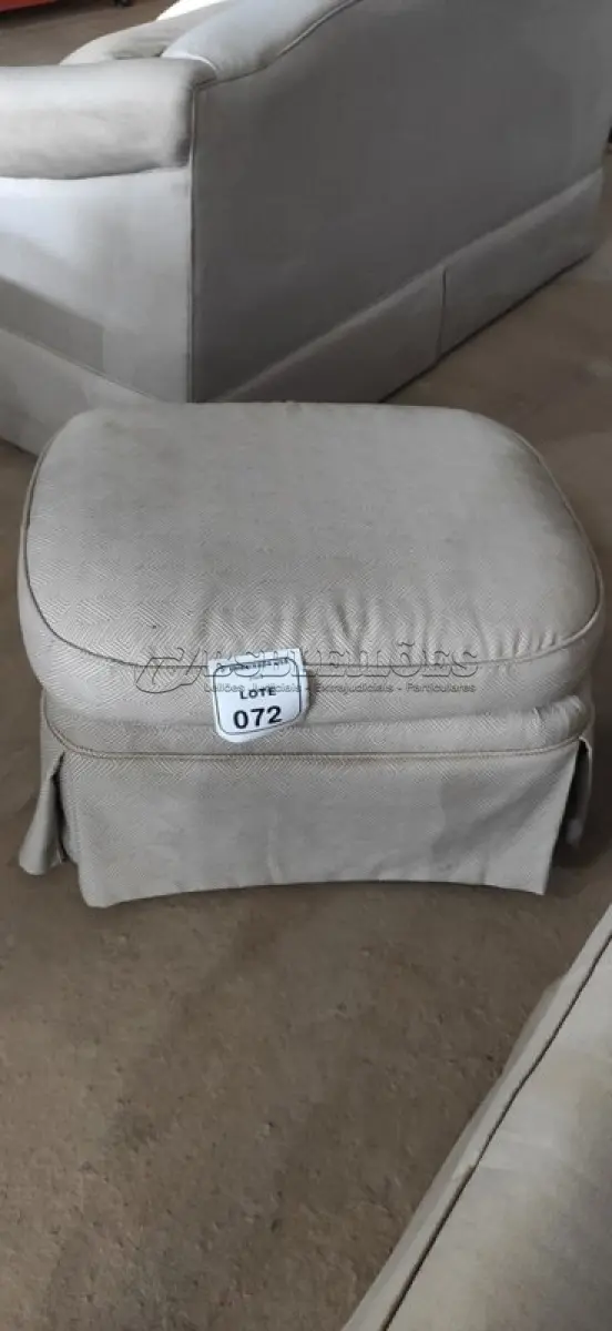 LOTE 072 - 01 PUFF/OTTOMAN. (NO ESTADO EM QUE SE ENCONTRA. SUJEITO A AVARIAS OCULTAS/VISÍVEIS) AU2062U