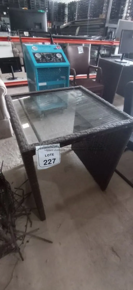 LOTE 227 - 01 MESA DE JARDIM. (NO ESTADO EM QUE SE ENCONTRA. SUJEITO A AVARIAS OCULTAS/VISÍVEIS.) BH1585D