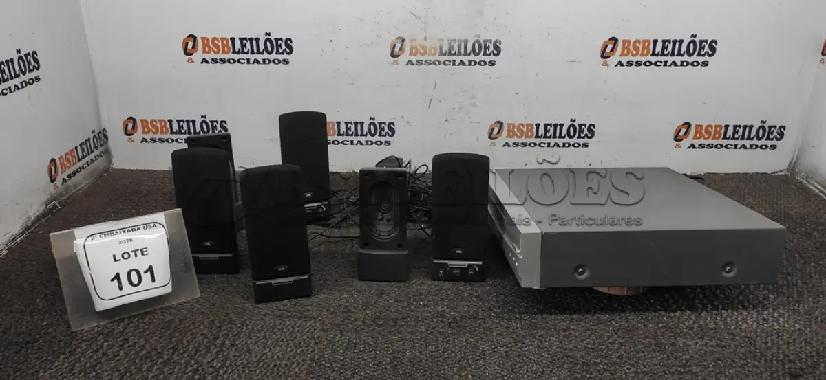 LOTE 101 - 06 CAIXAS PEQUENAS DE SOM P/ COMPUTADOR E 01 DVD SVA. NO ESTADO EM QUE SE ENCONTRA. SUJEITO A AVARIAS OCULTAS/VISÍVEIS.)