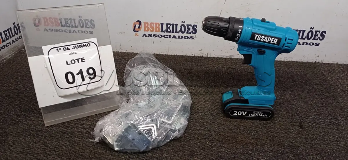 LOTE 019 - 01 FURADEIRA E PARAFUSADEIRA A BATERIA 20V MARCA TSSAPER E 01 SACO COM CANTONEIRAS PARA MÓVEIS. (NO ESTADO) ATENÇÃO! FAZER A VISITAÇÃO ANTES DE ARREMATAR, NÃO SABEMOS SE FUNCIONA, LEILÃO NÃO TEM GARANTIA E NEM DEVOLUÇÃO, SUJEITO A POSSÍVEIS AVARIAS VISÍVEIS/OCULTAS E/OU AUSÊNCIA DE COMPONENTES.