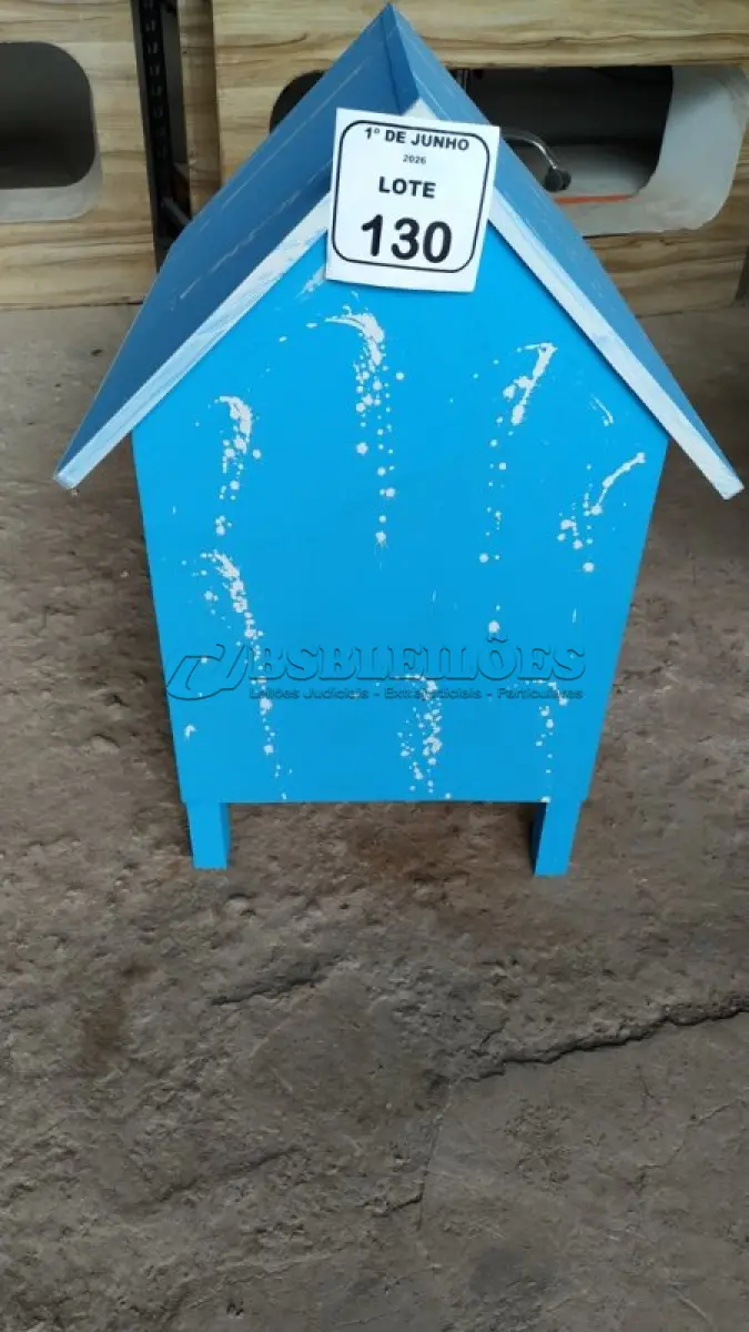 LOTE 130 - 01 CASA PARA PETS EM MADEIRA. (NO ESTADO) ATENÇÃO! FAZER A VISITAÇÃO ANTES DE ARREMATAR, NÃO SABEMOS SE FUNCIONA, LEILÃO NÃO TEM GARANTIA E NEM DEVOLUÇÃO, SUJEITO A POSSÍVEIS AVARIAS VISÍVEIS/OCULTAS E/OU AUSÊNCIA DE COMPONENTES.