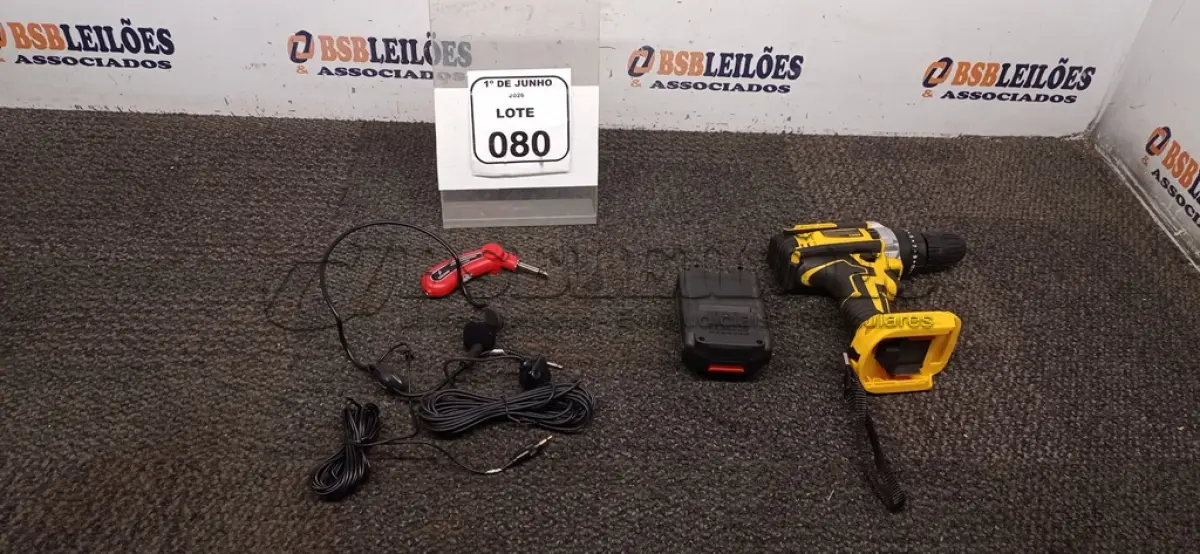 LOTE 080 - 01 PARAFUSADEIRA A BATERIA 21V MARCA BOMVINK E 01 MICROFONE AURICULAR COM MICROFONE DE LAPELA MODELO LA500 MARCA ARCANO. (NO ESTADO) ATENÇÃO! FAZER A VISITAÇÃO ANTES DE ARREMATAR, NÃO SABEMOS SE FUNCIONA, LEILÃO NÃO TEM GARANTIA E NEM DEVOLUÇÃO, SUJEITO A POSSÍVEIS AVARIAS VISÍVEIS/OCULTAS E/OU AUSÊNCIA DE COMPONENTES.
