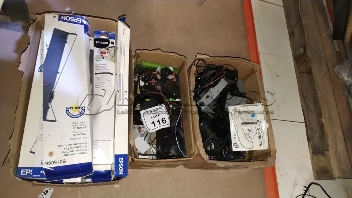 LOTE 116 - 01 LOTE COM GRANDE QUANTIDADE DE  CARTUCHOS DE FITAS EPSON, VÁRIOS CONJUNTOS DE TOMADAS DUPLAS, DOIS TECLADOS NUMÉRICOS NOVOS, VÁRIOS COOLERS E ELETRONICOS DIVERSOS. (NO ESTADO) ATENÇÃO! FAZER A VISITAÇÃO ANTES DE ARREMATAR, NÃO SABEMOS SE FUNCIONA, LEILÃO NÃO TEM GARANTIA E NEM DEVOLUÇÃO, SUJEITO A POSSÍVEIS AVARIAS VISÍVEIS/OCULTAS E/OU AUSÊNCIA DE COMPONENTES.