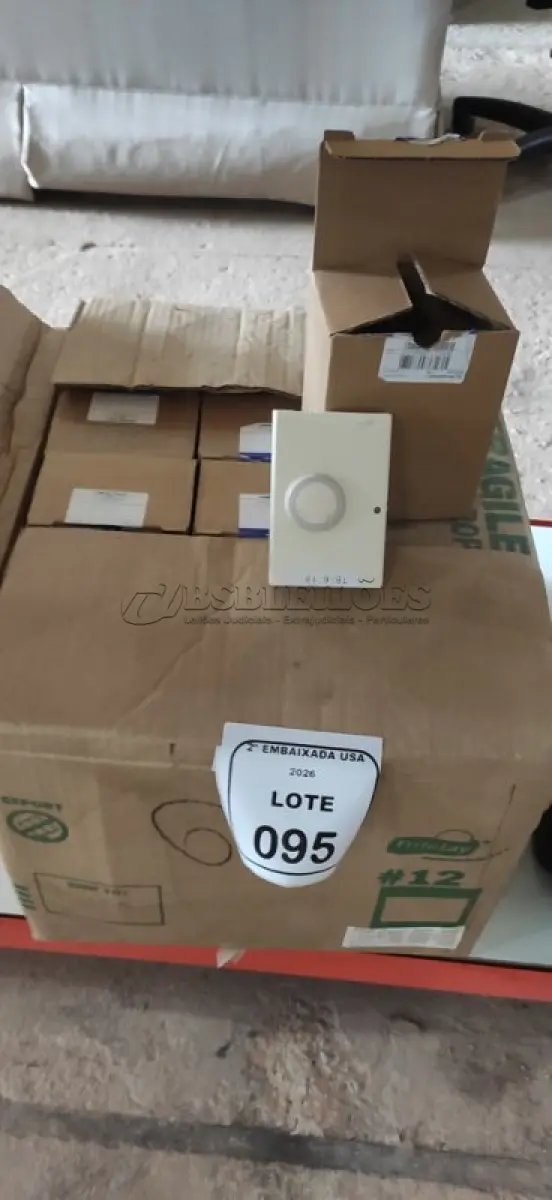 LOTE 095 - 32 UNIDADES DE SENSOR DE TEMPERATURA AMBIENTE DA JOHNSON CONTROLS. (NO ESTADO EM QUE SE ENCONTRA. SUJEITO A AVARIAS OCULTAS/VISÍVEIS.)
