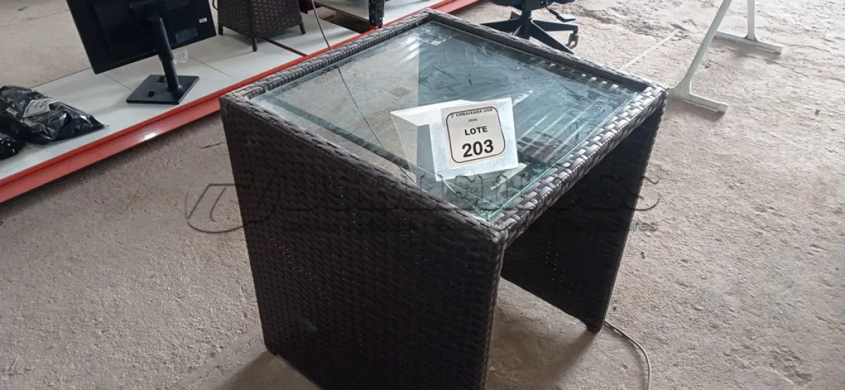 LOTE 203 - 01 MESA DE JARDIM. (NO ESTADO EM QUE SE ENCONTRA. SUJEITO A AVARIAS OCULTAS/VISÍVEIS.) BH1585A