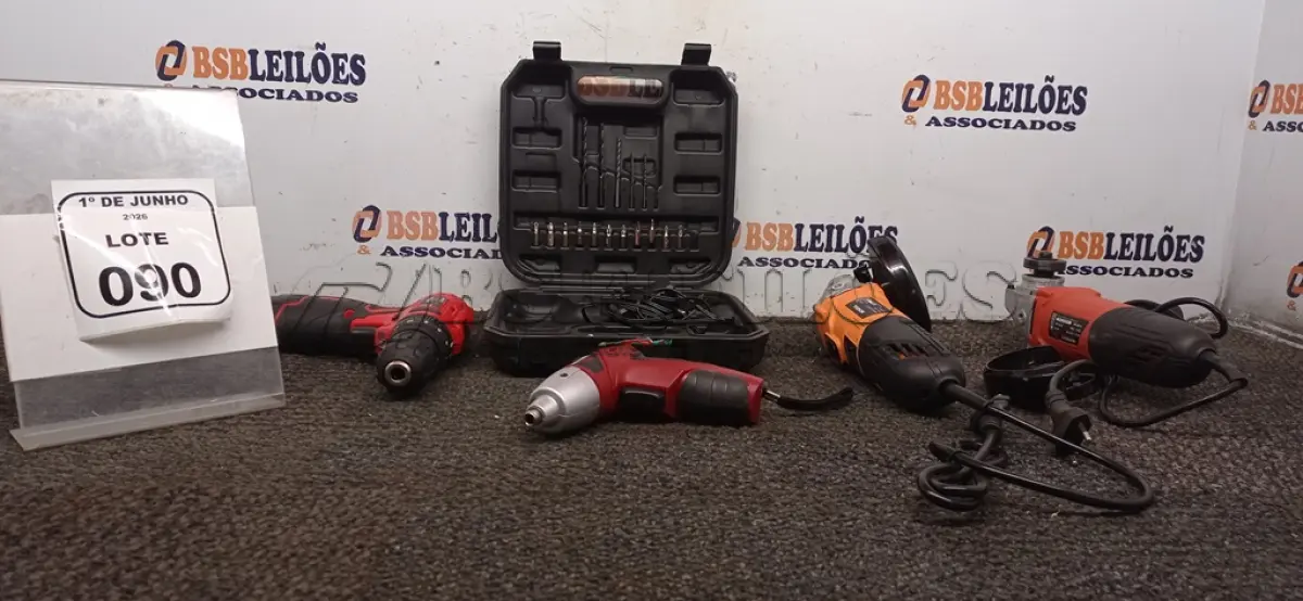 LOTE 090 - 01 PARAFUSADEIRA A BATERIA 12V COM BITS E MALETA MARCA MONDIAL, 01 PARAFUSADEIRA 4,8V MARCA MONDIAL E 02 ESMERILHADEIRAS MARCA MONDIAL. (NO ESTADO) ATENÇÃO! FAZER A VISITAÇÃO ANTES DE ARREMATAR, NÃO SABEMOS SE FUNCIONA, LEILÃO NÃO TEM GARANTIA E NEM DEVOLUÇÃO, SUJEITO A POSSÍVEIS AVARIAS VISÍVEIS/OCULTAS E/OU AUSÊNCIA DE COMPONENTES.