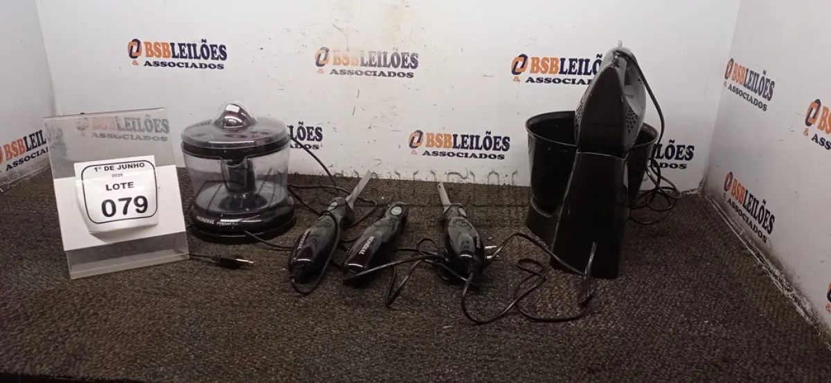 LOTE 079 - 01 BATEDEIRA, 01 ESPREMEDOR DE FRUTAS E 03 FACAS ELÉTRICAS MARCA MONDIAL. (NO ESTADO) ATENÇÃO! FAZER A VISITAÇÃO ANTES DE ARREMATAR, NÃO SABEMOS SE FUNCIONA, LEILÃO NÃO TEM GARANTIA E NEM DEVOLUÇÃO, SUJEITO A POSSÍVEIS AVARIAS VISÍVEIS/OCULTAS E/OU AUSÊNCIA DE COMPONENTES.