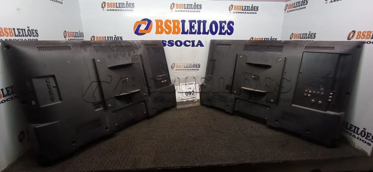 LOTE 092 - 02 TVS LCD 32’’ MARCAS PERTO E PANASONIC. (NO ESTADO) ATENÇÃO! FAZER A VISITAÇÃO ANTES DE ARREMATAR, NÃO SABEMOS SE FUNCIONA, LEILÃO NÃO TEM GARANTIA E NEM DEVOLUÇÃO, SUJEITO A POSSÍVEIS AVARIAS VISÍVEIS/OCULTAS E/OU AUSÊNCIA DE COMPONENTES.