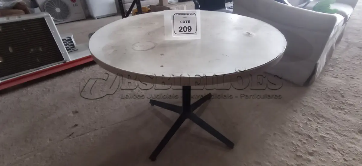 LOTE 209 - 01 MESA COM TAMPO BRANCO REDONDA. (NO ESTADO EM QUE SE ENCONTRA. SUJEITO A AVARIAS OCULTAS/VISÍVEIS.)