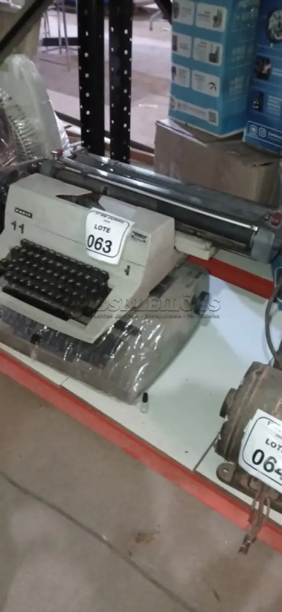 LOTE 063 - 01 MÁQUINA DE ESCREVER MARCA FACIT E 01 MÁQUINA DE ESCREVER MARCA IBM. (NO ESTADO) ATENÇÃO! FAZER A VISITAÇÃO ANTES DE ARREMATAR, NÃO SABEMOS SE FUNCIONA, LEILÃO NÃO TEM GARANTIA E NEM DEVOLUÇÃO, SUJEITO A POSSÍVEIS AVARIAS VISÍVEIS/OCULTAS E/OU AUSÊNCIA DE COMPONENTES.