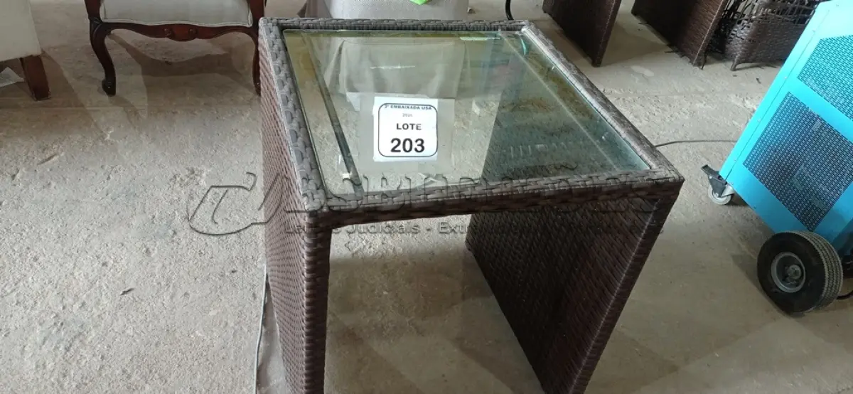 LOTE 203 - 01 MESA DE JARDIM. (NO ESTADO EM QUE SE ENCONTRA. SUJEITO A AVARIAS OCULTAS/VISÍVEIS.) BH1585A