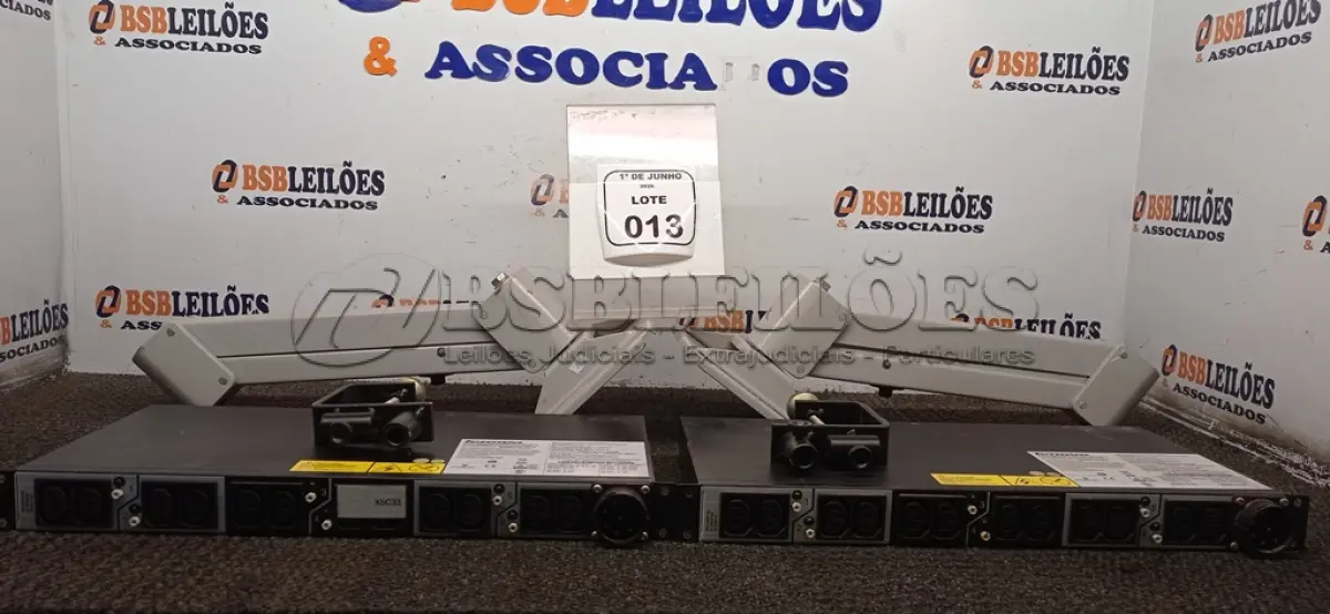LOTE 013 - 02 BRAÇOS ARTICULÁVEIS PARA MESA COM SUPORTE PARA TELAS, 02 RÉGUAS PARA RACK DE SERVIDORES MARCA LENOVO E 02 GRAMPOS FIXADORES. (NO ESTADO) ATENÇÃO! FAZER A VISITAÇÃO ANTES DE ARREMATAR, NÃO SABEMOS SE FUNCIONA, LEILÃO NÃO TEM GARANTIA E NEM DEVOLUÇÃO, SUJEITO A POSSÍVEIS AVARIAS VISÍVEIS/OCULTAS E/OU AUSÊNCIA DE COMPONENTES.