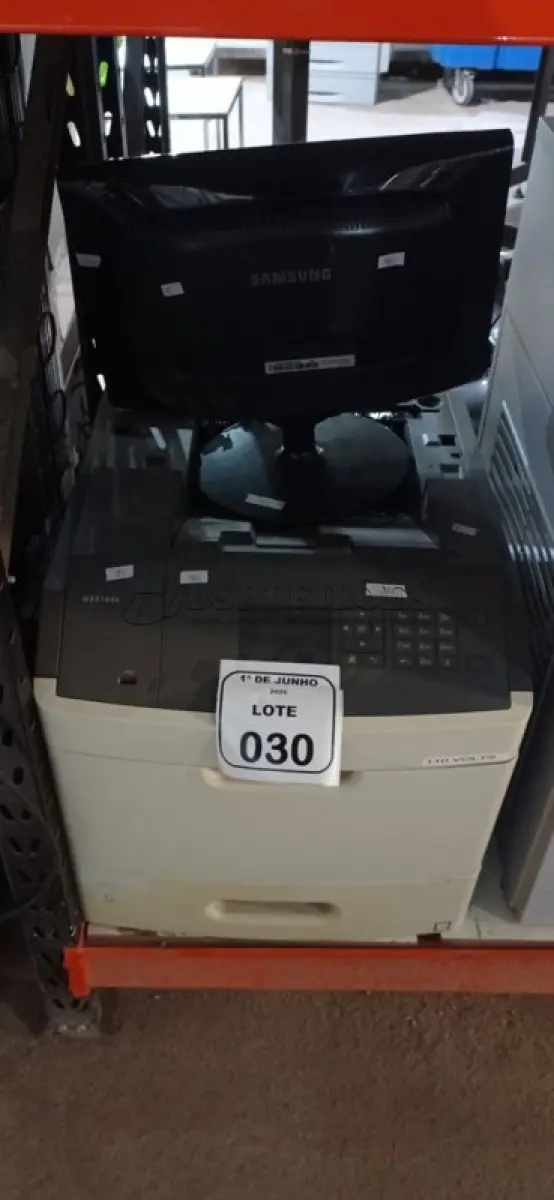 LOTE 030 - 01 IMPRESSORA MODELO MS810DN MARCA LEXMARK E 01 MONITOR MARCA SAMSUNG. (NO ESTADO) ATENÇÃO! FAZER A VISITAÇÃO ANTES DE ARREMATAR, NÃO SABEMOS SE FUNCIONA, LEILÃO NÃO TEM GARANTIA E NEM DEVOLUÇÃO, SUJEITO A POSSÍVEIS AVARIAS VISÍVEIS/OCULTAS E/OU AUSÊNCIA DE COMPONENTES.