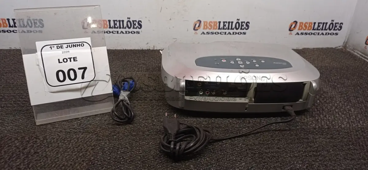 LOTE 007 - 01 PROJETOR COM CABOS DE FORÇA E VGA MARCA EPSON. (NO ESTADO) ATENÇÃO! FAZER A VISITAÇÃO ANTES DE ARREMATAR, NÃO SABEMOS SE FUNCIONA, LEILÃO NÃO TEM GARANTIA E NEM DEVOLUÇÃO, SUJEITO A POSSÍVEIS AVARIAS VISÍVEIS/OCULTAS E/OU AUSÊNCIA DE COMPONENTES.