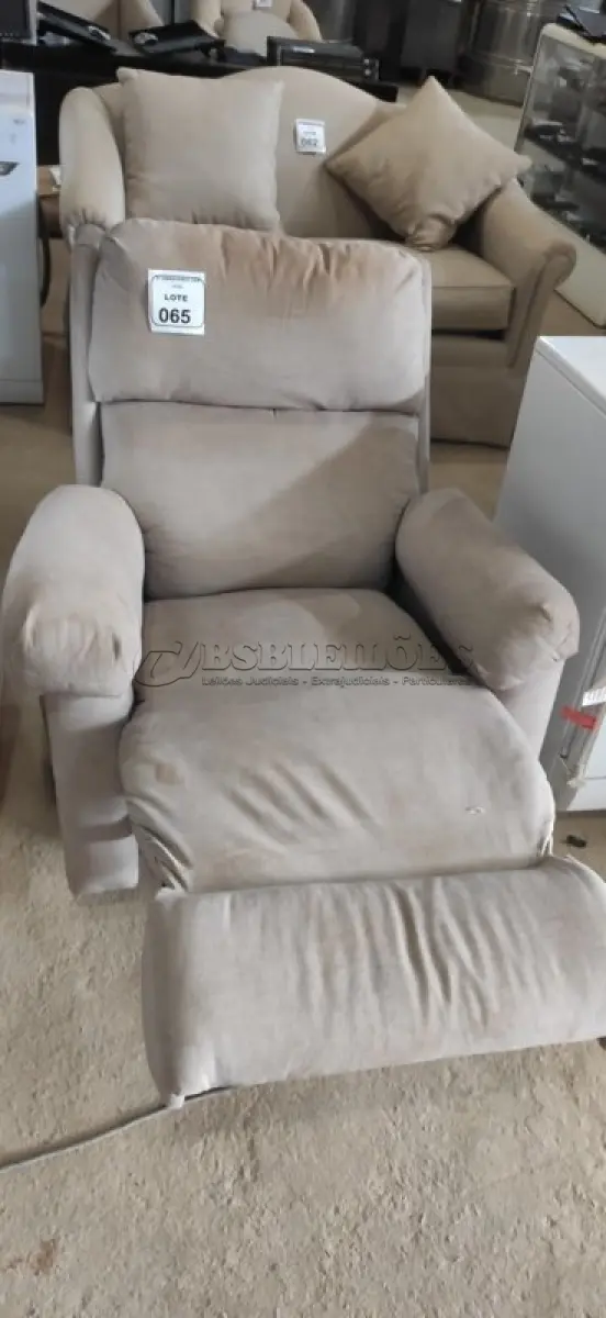 LOTE 065 - 01 POLTRONA (RECLINER). (NO ESTADO EM QUE SE ENCONTRA. SUJEITO A AVARIAS OCULTAS/VISÍVEIS) AV9388L