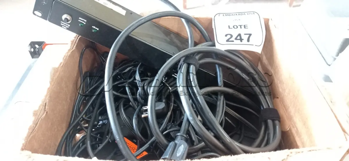 LOTE 247 - 01 LOTE COM FONTES E CABOS DIVERSOS (POWER CABLES). (NO ESTADO EM QUE SE ENCONTRA. SUJEITO A AVARIAS OCULTAS/VISÍVEIS.)