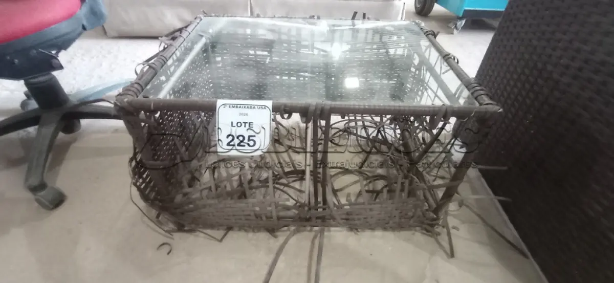 LOTE 225 - 01 MESA DE JARDIM AV1590V (NO ESTADO EM QUE SE ENCONTRA. SUJEITO A AVARIAS OCULTAS/VISÍVEIS.)