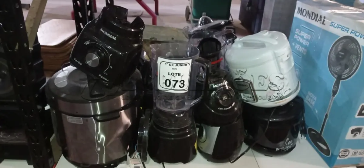 LOTE 073 - 01 PANELA DE PRESSÃO ELÉTRICA, 01 AIR FRYER, 01 PIPOQUEIRA, 01 LIQUIDIFICADOR COMPLETO, 03 COPOS DE LIQUIDIFICADOR E 05 MOTORES MARCA MONDIAL PARA RETIRADA DE PEÇAS. (NO ESTADO) ATENÇÃO! FAZER A VISITAÇÃO ANTES DE ARREMATAR, NÃO SABEMOS SE FUNCIONA, LEILÃO NÃO TEM GARANTIA E NEM DEVOLUÇÃO, SUJEITO A POSSÍVEIS AVARIAS VISÍVEIS/OCULTAS E/OU AUSÊNCIA DE COMPONENTES.