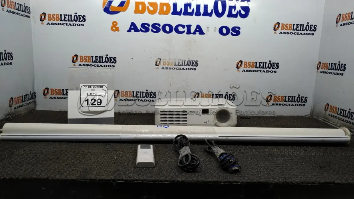 LOTE 129 - 01 PROJETOR COM CABOS CONTROLE MARCA NEC E 01 TELA DE PROJEÇÃO. (NO ESTADO) ATENÇÃO! FAZER A VISITAÇÃO ANTES DE ARREMATAR, NÃO SABEMOS SE FUNCIONA, LEILÃO NÃO TEM GARANTIA E NEM DEVOLUÇÃO, SUJEITO A POSSÍVEIS AVARIAS VISÍVEIS/OCULTAS E/OU AUSÊNCIA DE COMPONENTES.