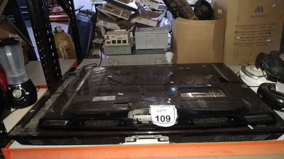 LOTE 109 - 01 TV LCD 42” LG 30R E 01 TV 50’’ MARCA SAMSUNG. (NO ESTADO) ATENÇÃO! FAZER A VISITAÇÃO ANTES DE ARREMATAR, NÃO SABEMOS SE FUNCIONA, LEILÃO NÃO TEM GARANTIA E NEM DEVOLUÇÃO, SUJEITO A POSSÍVEIS AVARIAS VISÍVEIS/OCULTAS E/OU AUSÊNCIA DE COMPONENTES.