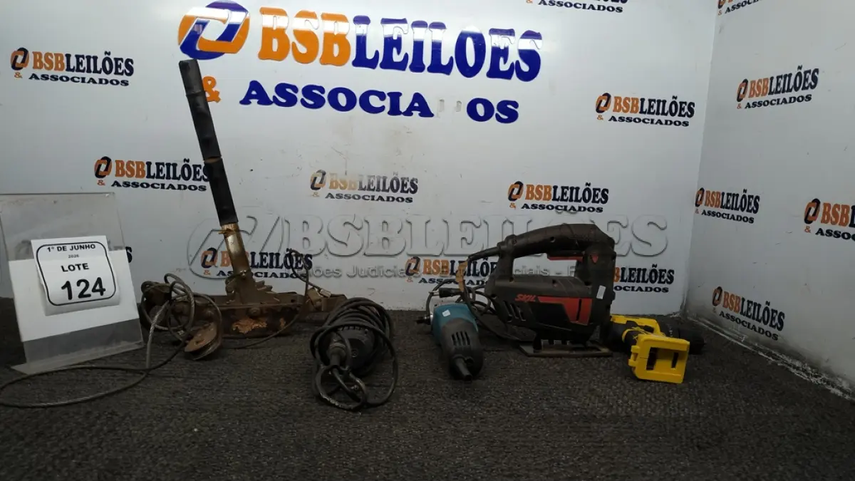 LOTE 124 - 01 GUINCHO MANUAL DE CATRACA COM CABO DE AÇO, 01 FURADEIRA SEM BATERIA MARCA TITANIUM, 01 SERRA TICO TICO INCOMPLETA E 02 ESMERILHADEIRAS INCOMPLETAS. (NO ESTADO) ATENÇÃO! FAZER A VISITAÇÃO ANTES DE ARREMATAR, NÃO SABEMOS SE FUNCIONA, LEILÃO NÃO TEM GARANTIA E NEM DEVOLUÇÃO, SUJEITO A POSSÍVEIS AVARIAS VISÍVEIS/OCULTAS E/OU AUSÊNCIA DE COMPONENTES.