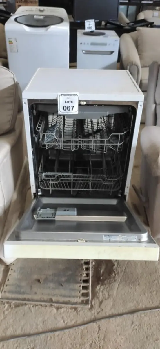 LOTE 067 - 01 LAVADORA DE LOUÇAS MARCA BRASTEMP 220V. (NO ESTADO EM QUE SE ENCONTRA. SUJEITO A AVARIAS OCULTAS/VISÍVEIS) BF8673H