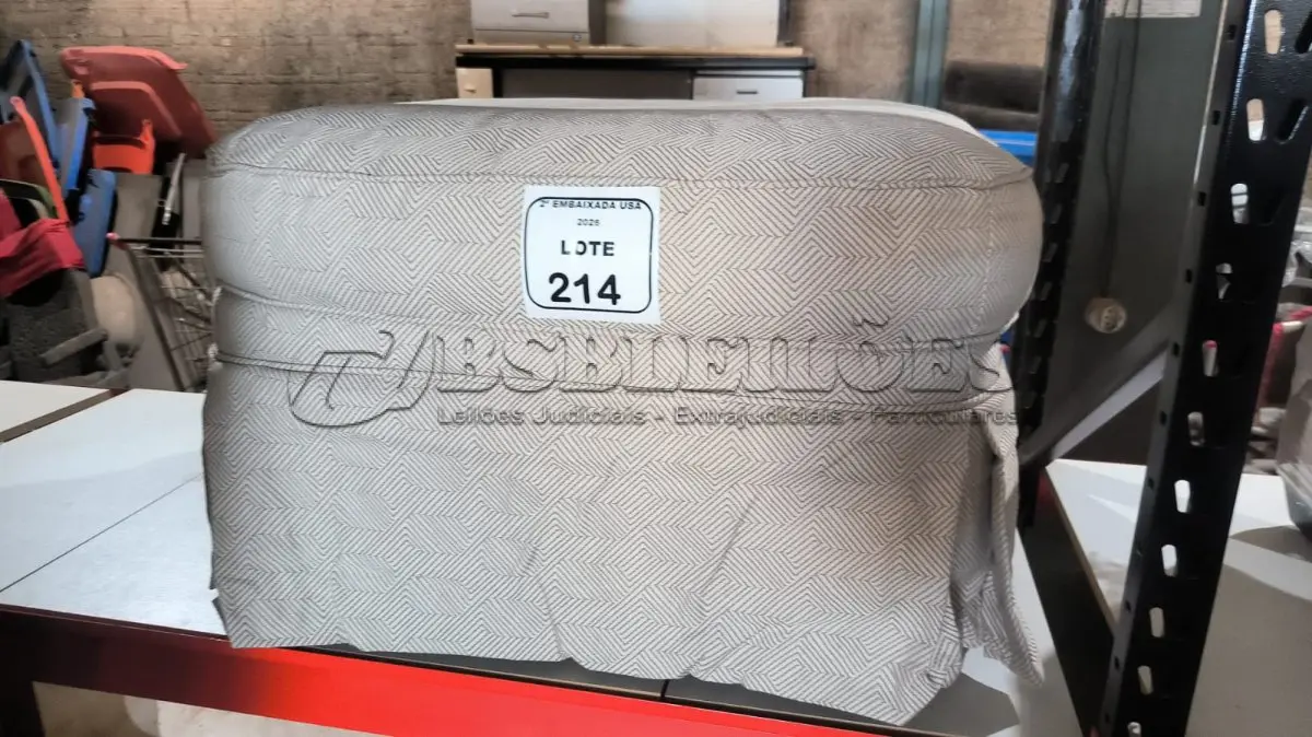 LOTE 214 - 01 PUFF/OTTOMAN. (NO ESTADO EM QUE SE ENCONTRA. SUJEITO A AVARIAS OCULTAS/VISÍVEIS.) AV9365R