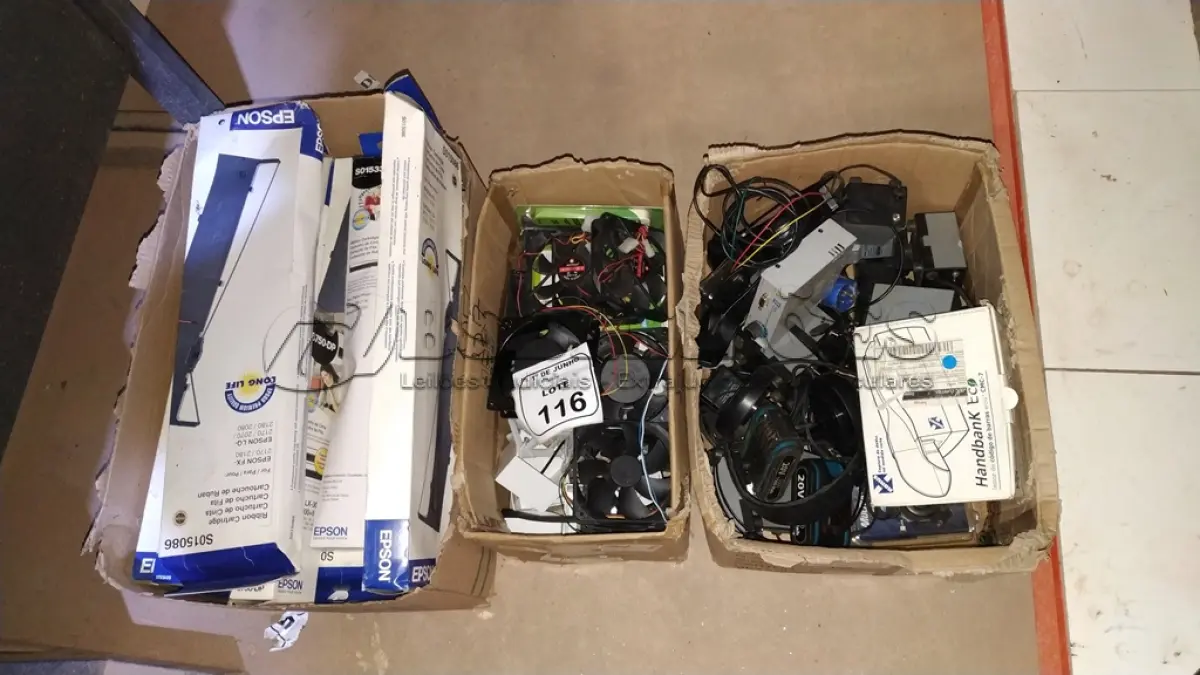 LOTE 116 - 01 LOTE COM GRANDE QUANTIDADE DE  CARTUCHOS DE FITAS EPSON, VÁRIOS CONJUNTOS DE TOMADAS DUPLAS, DOIS TECLADOS NUMÉRICOS NOVOS, VÁRIOS COOLERS E ELETRONICOS DIVERSOS. (NO ESTADO) ATENÇÃO! FAZER A VISITAÇÃO ANTES DE ARREMATAR, NÃO SABEMOS SE FUNCIONA, LEILÃO NÃO TEM GARANTIA E NEM DEVOLUÇÃO, SUJEITO A POSSÍVEIS AVARIAS VISÍVEIS/OCULTAS E/OU AUSÊNCIA DE COMPONENTES.