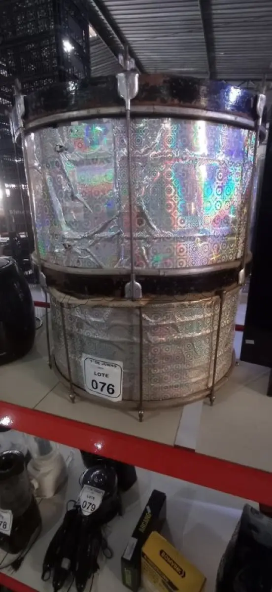 LOTE 076 - 02 SURDOS DE PERCUSSÃO. (NO ESTADO) ATENÇÃO! FAZER A VISITAÇÃO ANTES DE ARREMATAR, NÃO SABEMOS SE FUNCIONA, LEILÃO NÃO TEM GARANTIA E NEM DEVOLUÇÃO, SUJEITO A POSSÍVEIS AVARIAS VISÍVEIS/OCULTAS E/OU AUSÊNCIA DE COMPONENTES.
