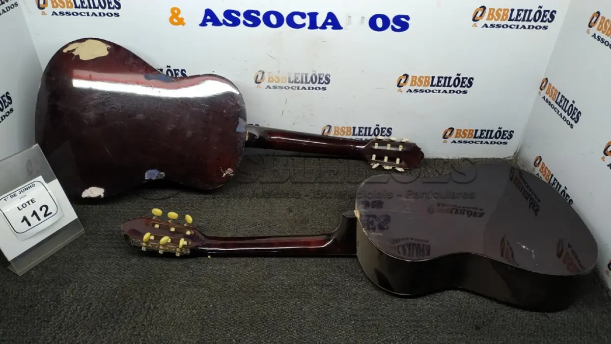 LOTE 112 - 02 VIOLÕES MARCA HEAD. (NO ESTADO) ATENÇÃO! FAZER A VISITAÇÃO ANTES DE ARREMATAR, NÃO SABEMOS SE FUNCIONA, LEILÃO NÃO TEM GARANTIA E NEM DEVOLUÇÃO, SUJEITO A POSSÍVEIS AVARIAS VISÍVEIS/OCULTAS E/OU AUSÊNCIA DE COMPONENTES.