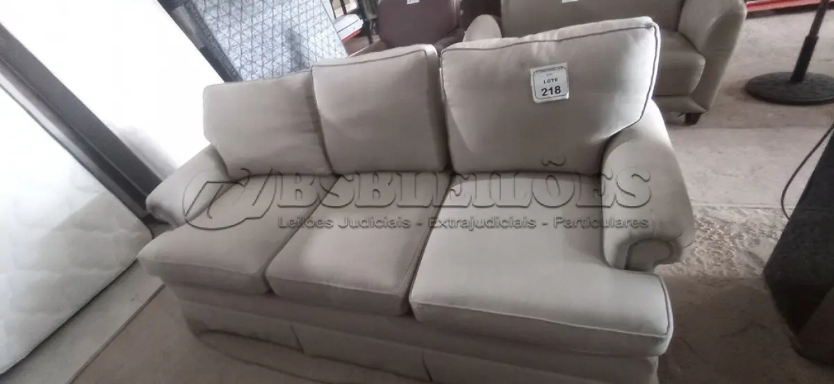LOTE 218 - 01 SOFA 03 LUGARES. (NO ESTADO EM QUE SE ENCONTRA. SUJEITO A AVARIAS OCULTAS/VISÍVEIS.) BF8594N
