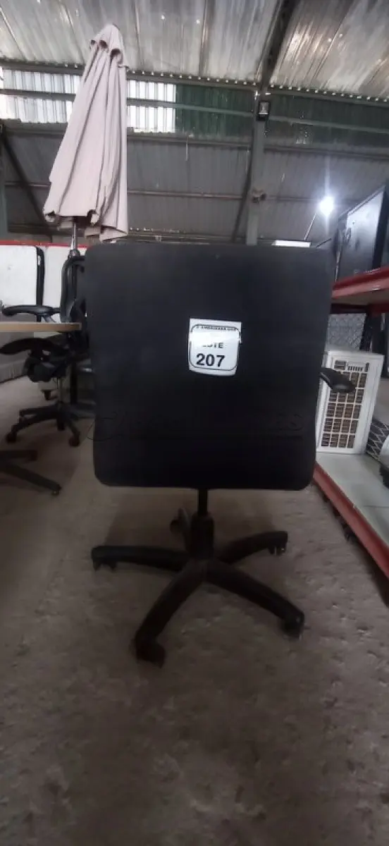 LOTE 207 - 01 CADEIRA PARA ESCRITÓRIO NA COR PRETA. (NO ESTADO EM QUE SE ENCONTRA. SUJEITO A AVARIAS OCULTAS/VISÍVEIS.)