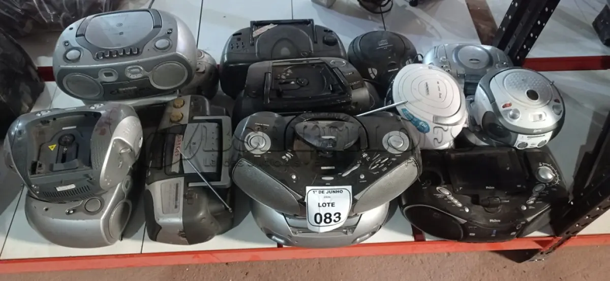 LOTE 083 - 17 APARELHOS DE SOM PORTÁTEIS DE MARCAS E MODELOS DIVERSOS. (NO ESTADO) ATENÇÃO! FAZER A VISITAÇÃO ANTES DE ARREMATAR, NÃO SABEMOS SE FUNCIONA, LEILÃO NÃO TEM GARANTIA E NEM DEVOLUÇÃO, SUJEITO A POSSÍVEIS AVARIAS VISÍVEIS/OCULTAS E/OU AUSÊNCIA DE COMPONENTES.