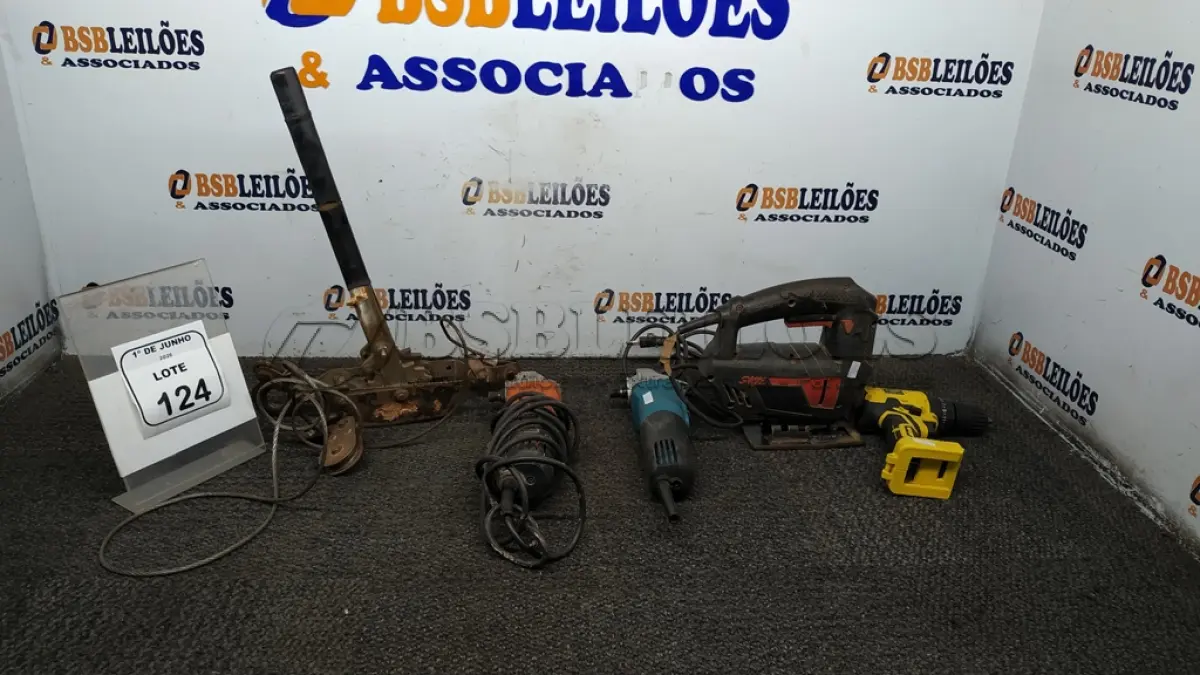 LOTE 124 - 01 GUINCHO MANUAL DE CATRACA COM CABO DE AÇO, 01 FURADEIRA SEM BATERIA MARCA TITANIUM, 01 SERRA TICO TICO INCOMPLETA E 02 ESMERILHADEIRAS INCOMPLETAS. (NO ESTADO) ATENÇÃO! FAZER A VISITAÇÃO ANTES DE ARREMATAR, NÃO SABEMOS SE FUNCIONA, LEILÃO NÃO TEM GARANTIA E NEM DEVOLUÇÃO, SUJEITO A POSSÍVEIS AVARIAS VISÍVEIS/OCULTAS E/OU AUSÊNCIA DE COMPONENTES.