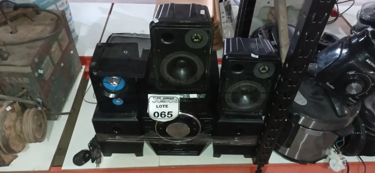 LOTE 065 - 01 MINI SYSTEM MODELO PH600BT MARCA PHILCO COM 05 CAIXAS DE SOM. (NO ESTADO) ATENÇÃO! FAZER A VISITAÇÃO ANTES DE ARREMATAR, NÃO SABEMOS SE FUNCIONA, LEILÃO NÃO TEM GARANTIA E NEM DEVOLUÇÃO, SUJEITO A POSSÍVEIS AVARIAS VISÍVEIS/OCULTAS E/OU AUSÊNCIA DE COMPONENTES.