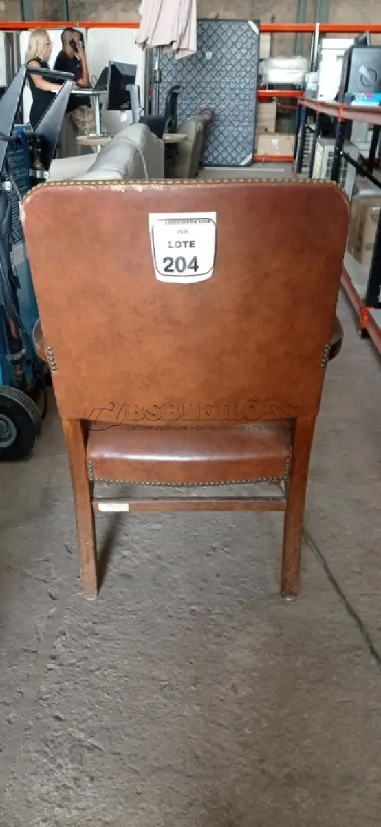 LOTE 204 - 01 CADEIRA ANTIGA DE ESCRITÓRIO. (NO ESTADO EM QUE SE ENCONTRA. SUJEITO A AVARIAS OCULTAS/VISÍVEIS.)
