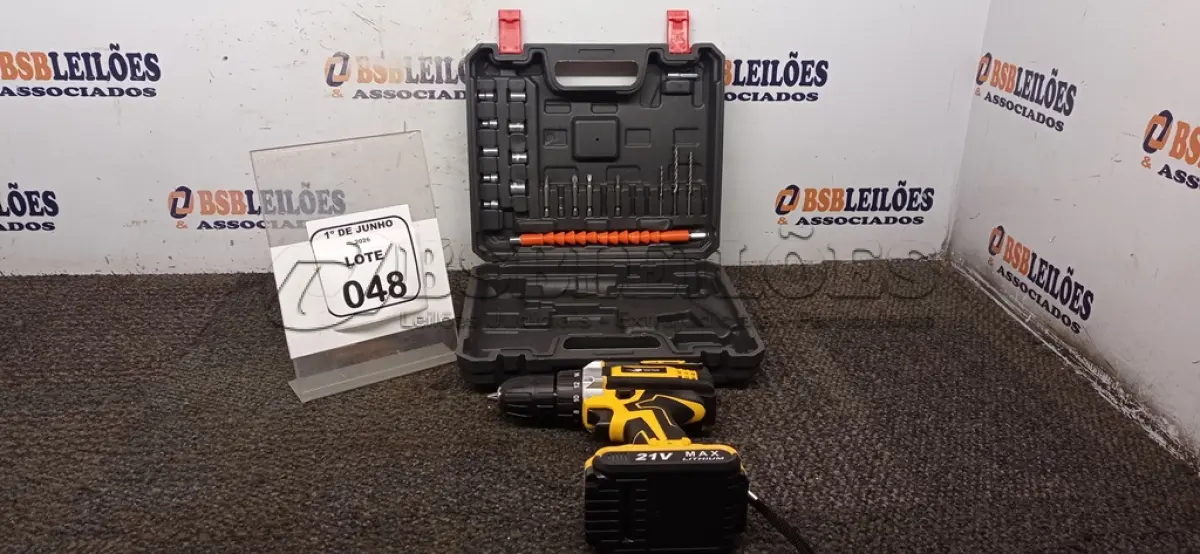 LOTE 048 - 01 FURADEIRA A BATERIA 21V COM MALETAS E BITS MARCA VORTEX. (NO ESTADO) ATENÇÃO! FAZER A VISITAÇÃO ANTES DE ARREMATAR, NÃO SABEMOS SE FUNCIONA, LEILÃO NÃO TEM GARANTIA E NEM DEVOLUÇÃO, SUJEITO A POSSÍVEIS AVARIAS VISÍVEIS/OCULTAS E/OU AUSÊNCIA DE COMPONENTES.