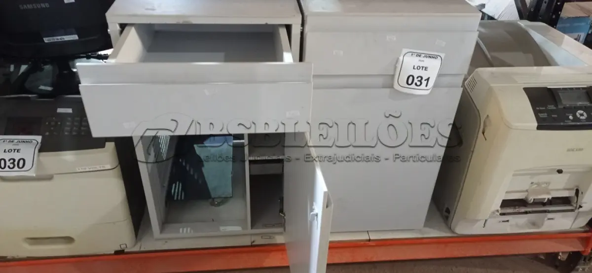 LOTE 031 - 02 ARMÁRIOS PARA CPU COM 01 PORTA E 01GAVETA. (NO ESTADO) ATENÇÃO! FAZER A VISITAÇÃO ANTES DE ARREMATAR, NÃO SABEMOS SE FUNCIONA, LEILÃO NÃO TEM GARANTIA E NEM DEVOLUÇÃO, SUJEITO A POSSÍVEIS AVARIAS VISÍVEIS/OCULTAS E/OU AUSÊNCIA DE COMPONENTES.