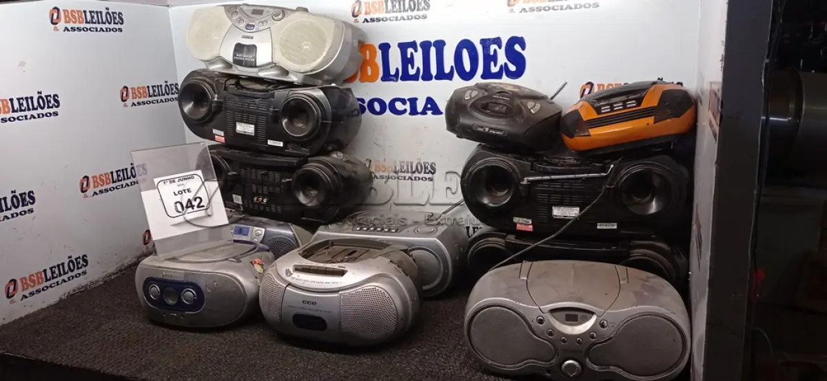LOTE 042 - 12 APARELHOS DE SOM PORTÁTEIS DE MARCAS E MODELOS DIVERSOS. (NO ESTADO) ATENÇÃO! FAZER A VISITAÇÃO ANTES DE ARREMATAR, NÃO SABEMOS SE FUNCIONA, LEILÃO NÃO TEM GARANTIA E NEM DEVOLUÇÃO, SUJEITO A POSSÍVEIS AVARIAS VISÍVEIS/OCULTAS E/OU AUSÊNCIA DE COMPONENTES.