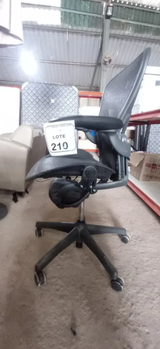 LOTE 210 - 01 CADEIRA PARA ESCRITÓRIO HERMAM MILLER NA COR PRETA. (NO ESTADO EM QUE SE ENCONTRA. SUJEITO A AVARIAS OCULTAS/VISÍVEIS.)