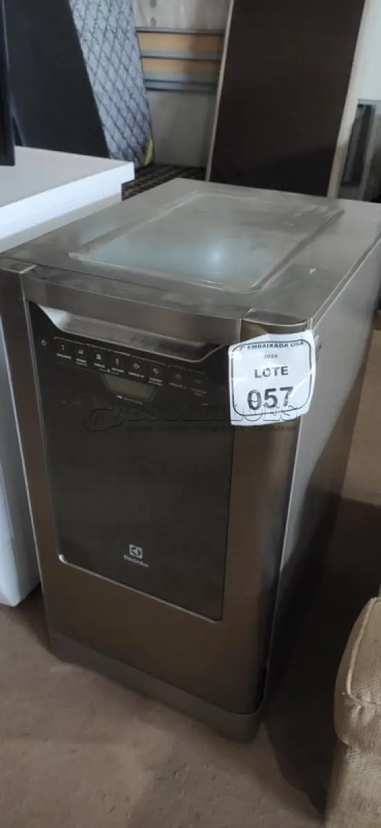 LOTE 057 - 01 LAVADORA DE LOUÇAS MARCA ELECTROLUX. (NO ESTADO EM QUE SE ENCONTRA. SUJEITO A AVARIAS OCULTAS/VISÍVEIS) AV9528S