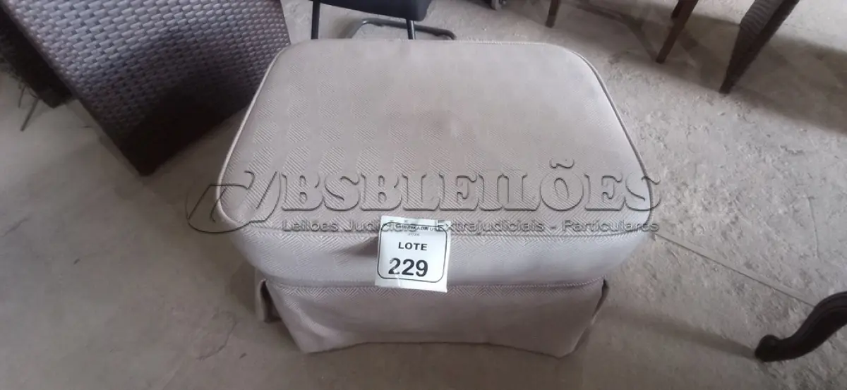 LOTE 229 - 01 PUFF/OTTOMAN. (NO ESTADO EM QUE SE ENCONTRA. SUJEITO A AVARIAS OCULTAS/VISÍVEIS.) AU1950N