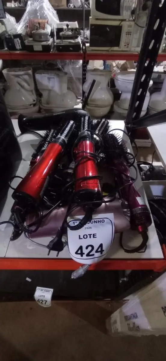LOTE 424 - 02 SECADORES DE CABELO 220V MARCA MONDIAL E 05 ESCOVAS DE CABELO ELÉTRICAS 220V MARCA MONDIAL. (NO ESTADO) ATENÇÃO! FAZER A VISITAÇÃO ANTES DE ARREMATAR, NÃO SABEMOS SE FUNCIONA, LEILÃO NÃO TEM GARANTIA E NEM DEVOLUÇÃO, SUJEITO A POSSÍVEIS AVARIAS VISÍVEIS/OCULTAS E/OU AUSÊNCIA DE COMPONENTES.