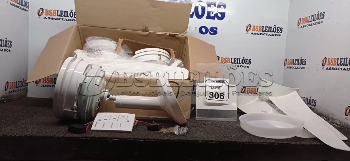 LOTE 306 - 02 VENTILADORES DE TETO MARCA MONDIAL. (NO ESTADO) ATENÇÃO! FAZER A VISITAÇÃO ANTES DE ARREMATAR, NÃO SABEMOS SE FUNCIONA, LEILÃO NÃO TEM GARANTIA E NEM DEVOLUÇÃO, SUJEITO A POSSÍVEIS AVARIAS VISÍVEIS/OCULTAS E/OU AUSÊNCIA DE COMPONENTES.