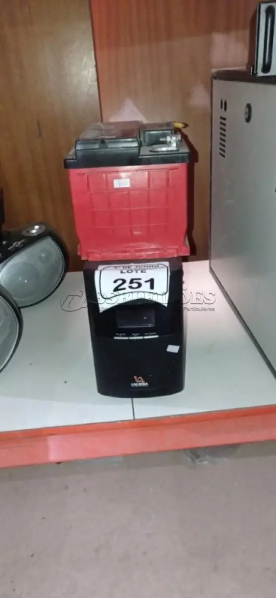 LOTE 251 - 01 NOBREAK 1600VA MARCA LACERDA E 01 BATERIA ESTACIONARIA MARCA FREEDOM. (NO ESTADO) ATENÇÃO! FAZER A VISITAÇÃO ANTES DE ARREMATAR, NÃO SABEMOS SE FUNCIONA, LEILÃO NÃO TEM GARANTIA E NEM DEVOLUÇÃO, SUJEITO A POSSÍVEIS AVARIAS VISÍVEIS/OCULTAS E/OU AUSÊNCIA DE COMPONENTES.
