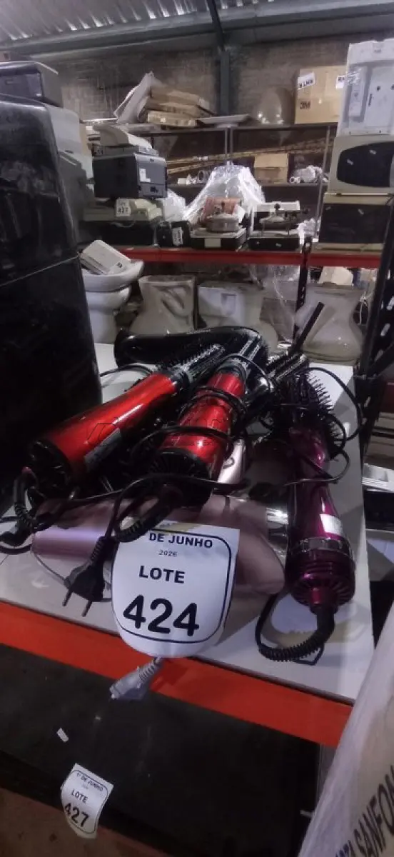 LOTE 424 - 02 SECADORES DE CABELO 220V MARCA MONDIAL E 05 ESCOVAS DE CABELO ELÉTRICAS 220V MARCA MONDIAL. (NO ESTADO) ATENÇÃO! FAZER A VISITAÇÃO ANTES DE ARREMATAR, NÃO SABEMOS SE FUNCIONA, LEILÃO NÃO TEM GARANTIA E NEM DEVOLUÇÃO, SUJEITO A POSSÍVEIS AVARIAS VISÍVEIS/OCULTAS E/OU AUSÊNCIA DE COMPONENTES.