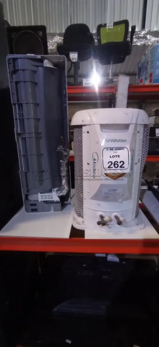 LOTE 262 - 01 AR CONDICIONADO DE 12.000 BTU/H COM CONDENSADORA MARCA MIDEA E EVAPORADORA MARCA SPRINGER. (NO ESTADO) ATENÇÃO! FAZER A VISITAÇÃO ANTES DE ARREMATAR, NÃO SABEMOS SE FUNCIONA, LEILÃO NÃO TEM GARANTIA E NEM DEVOLUÇÃO, SUJEITO A POSSÍVEIS AVARIAS VISÍVEIS/OCULTAS E/OU AUSÊNCIA DE COMPONENTES.
