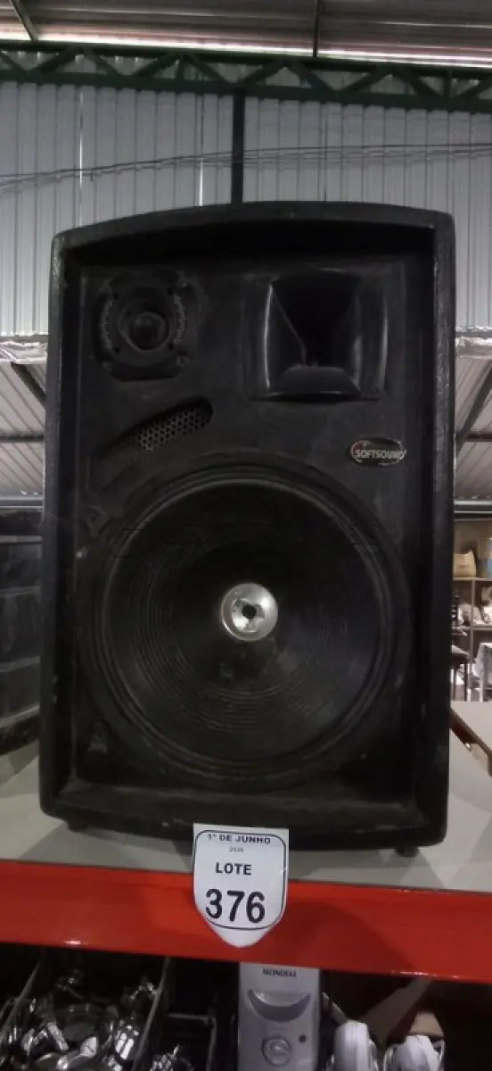 LOTE 376 - 01 CAIXA DE SOM ALTO FALANTE MARCA SOFTWSOUND. (NO ESTADO) ATENÇÃO! FAZER A VISITAÇÃO ANTES DE ARREMATAR, NÃO SABEMOS SE FUNCIONA, LEILÃO NÃO TEM GARANTIA E NEM DEVOLUÇÃO, SUJEITO A POSSÍVEIS AVARIAS VISÍVEIS/OCULTAS E/OU AUSÊNCIA DE COMPONENTES.