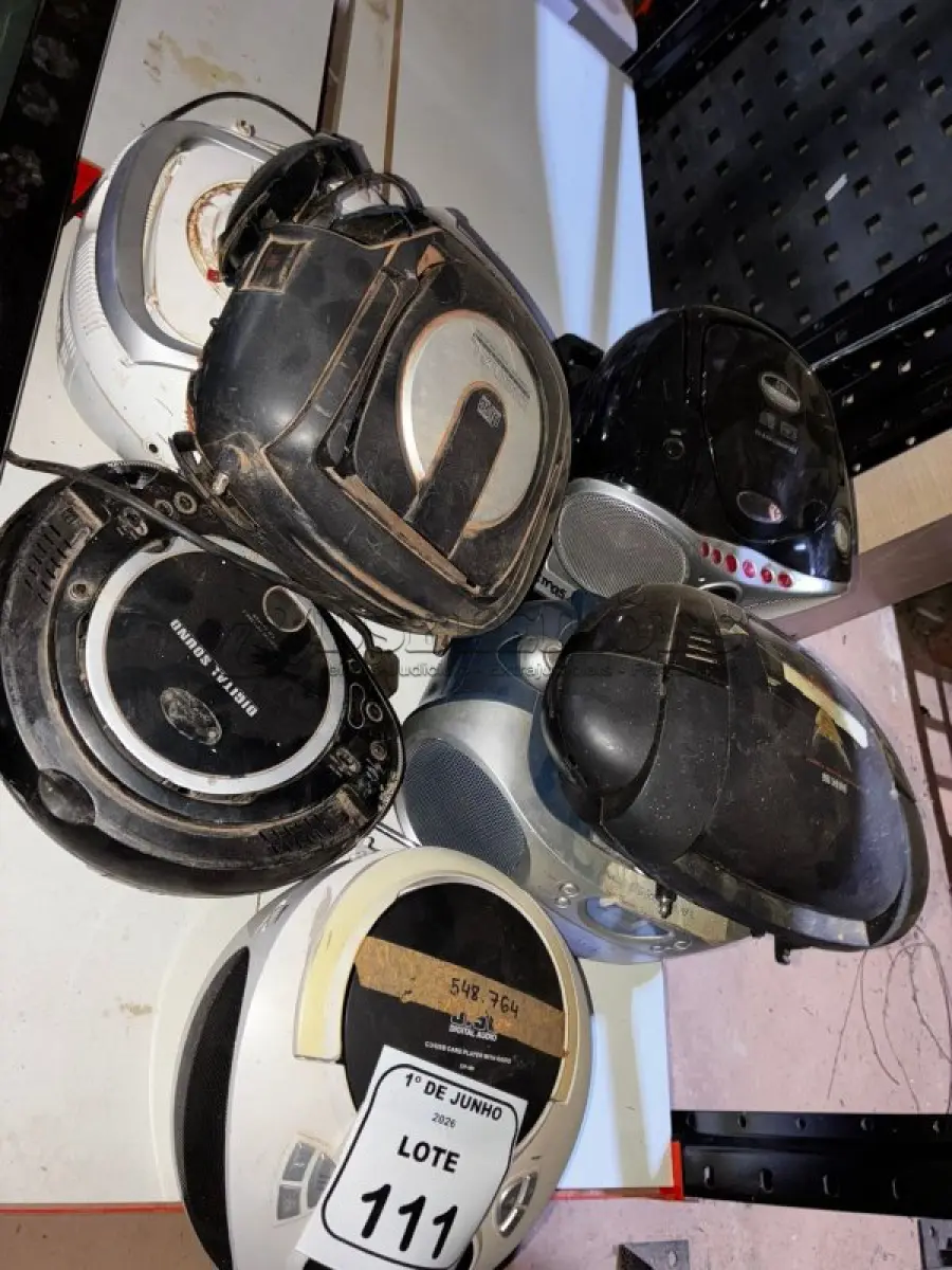 LOTE 111 - 07 APARELHOS DE SOM PORTÁTEIS DE MARCAS E MODELOS DIVERSOS. (NO ESTADO) ATENÇÃO! FAZER A VISITAÇÃO ANTES DE ARREMATAR, NÃO SABEMOS SE FUNCIONA, LEILÃO NÃO TEM GARANTIA E NEM DEVOLUÇÃO, SUJEITO A POSSÍVEIS AVARIAS VISÍVEIS/OCULTAS E/OU AUSÊNCIA DE COMPONENTES.