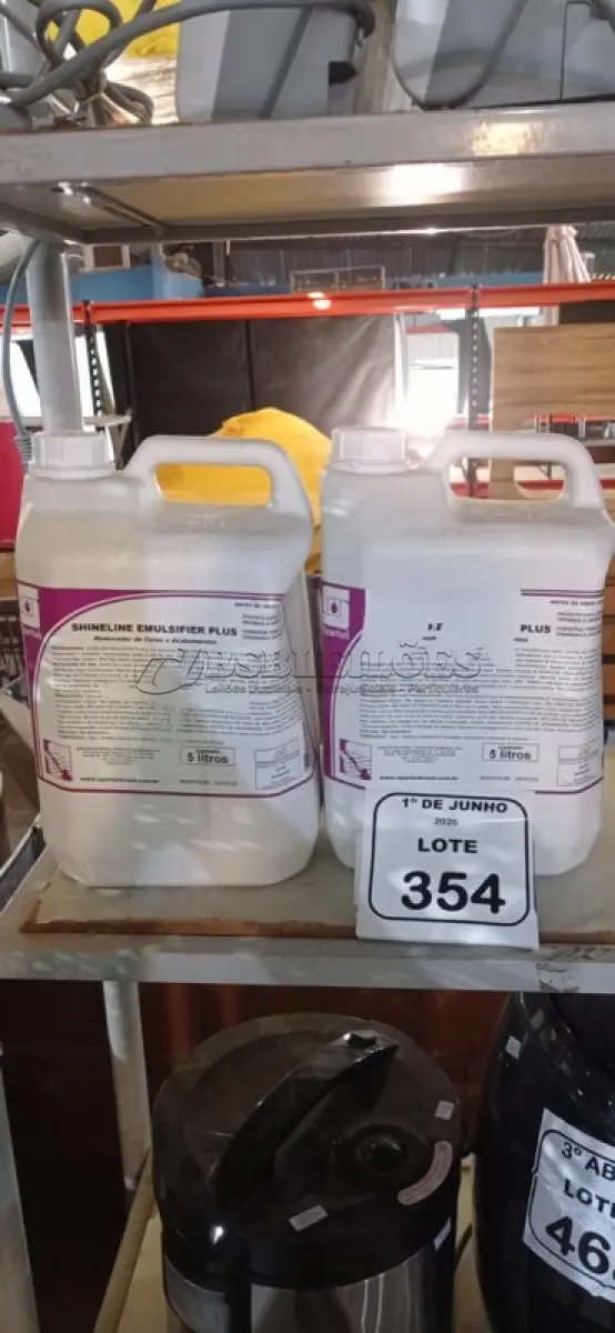 LOTE 354 - 02 GALÕES DE REMOVEDOR DE CERAS E ACABAMENTOS DE 5L CADA. (NO ESTADO) ATENÇÃO! FAZER A VISITAÇÃO ANTES DE ARREMATAR, NÃO SABEMOS SE FUNCIONA, LEILÃO NÃO TEM GARANTIA E NEM DEVOLUÇÃO, SUJEITO A POSSÍVEIS AVARIAS VISÍVEIS/OCULTAS E/OU AUSÊNCIA DE COMPONENTES.